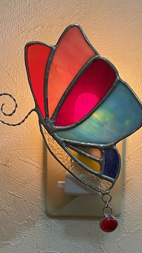 🌈夏休みの体験レッスン🌈
小学生の女の子。
自分でデザインした
チョウチョのランプづくりに
チャレンジしました♪

とってもきれいなチョウチョの
おやすみランプ完成！

夏休みの自由課題が
一つ出来上がりました。

ガラス七色七変化🎵
ステンドグラスアミ工房🌈

＃ステンドグラス
＃ステンドグラス工房
＃マンツーマンレッスン
＃夏休み
＃チョウチョ
＃ステンドグラスランプ
＃ステンドグラスのある暮らし 
＃ステンドグラスワークショップ