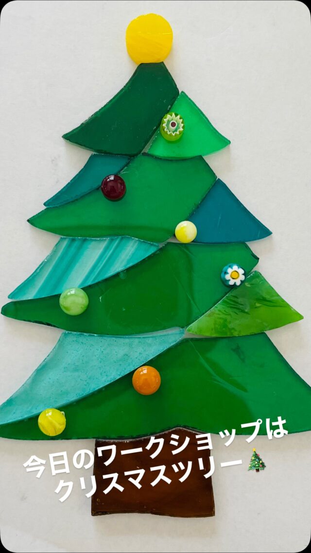 まだ日差しはちょっと暑いけれど、
風は秋風、木が早いレッスンは
クリスマスツリー🎄づくり♪

ガラス七色七変化
Nijiko777🌈
アミ工房

#ステンドグラス
 #マンツーマンレッスン
 #ステンドグラス工房