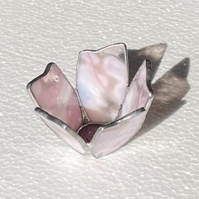 🌈桜のキャンドルホルダーショップ販売🌈
春色の光を灯すように咲いた
桜のステンドグラス・キャンドルホルダー🌸

淡い桜色のガラスは、昼と夜でまったく違う表情を見せてくれます。
灯りを入れると花びらの影がふんわり広がり、小さな春が部屋の中に咲くような作品です。

Creemaとminneにて販売をスタートしました。
リンクからご覧いただけます✨
minne
https://minne.com/@nijico777
Creema
https://www.creema.jp/c/nijiko

手作りが好きな方には、ステンドグラスのワークショップも開催しています。
これまで会員さま向けに行ってきましたが、
今後は一般の方にもご参加いただけるよう準備中です。

春の光が、どこかの暮らしにそっと届きますように🌸

ガラス七色七変化
ステンドグラス
アミ工房

#ステンドグラス
#キャンドルホルダー
#さくら 
#ギフト
#ステンドグラス工房
#ステンドグラス教室