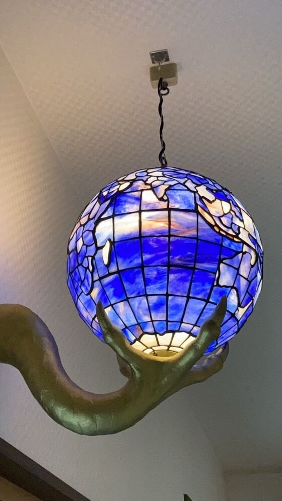 🌈 地球儀が生まれた日 🌈
ご住職からの一言で始まった、地球儀ランプの物語。
 その足で訪れた問屋さんで、最初に目に飛び込んできたガラス。
 深い青と白のゆらぎは、まるで宇宙から見た地球そのもの。
 必要な2枚が揃っていたことも、偶然ではなく“導き”のように感じました。
イメージは帰り道で自然と形になり、
 ガラスを切り、合わせ、ハンダでつなぎ、
 上下のパーツがひとつになる瞬間は、まるで地球に命が宿るようでした。
そして完成した地球儀を、龍の手にそっと乗せたとき。
 作品がひとつ上の世界へ引き上げられたように感じました。
玄関に設置され、灯りがともった瞬間――
 その光景は、今も心に残っています。

#ステンドグラス #ステンドグラス作品 #ガラスアート
#地球儀ランプ #青いガラス #宇宙から見た地球
#制作過程 #手仕事のある暮らし #オーダーメイド作品
#寺院の灯り #龍の手 #アイアン作家
#光と暮らし #amikoboglass #光の物語