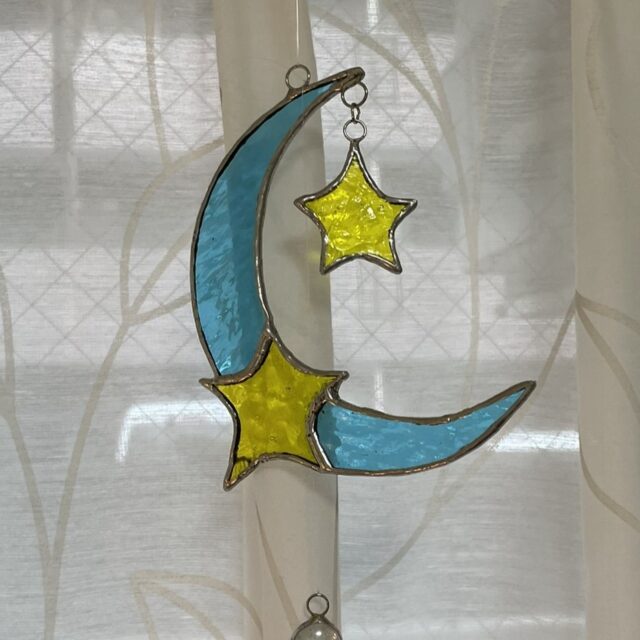 🌈新しいワークショップのご案内🌈
お部屋に優しい光をとどける、月と星サンキャッチャーのワークショップを開催します！

今回は、お月様と星がキラキラ輝く、これからの季節にもぴったりの作品（サンキャッチャー / オーナメント）をお作りいただけます。

「ステンドグラスって難しそう…」という方もご安心ください。
アミ工房はマンツーマンあるいは、お友達やご家族との少人数制レッスンですので、ガラスカットからハンダ付けまで、お一人おひとりのペースに合わせて丁寧にサポートいたします。

都会の喧騒を離れた静かな工房で、お茶とおしゃべりを楽しみながら、あなただけの特別な光の作品を作ってみませんか？

開催場所： ステンドグラス教室 アミ工房（東小金井駅 徒歩約10分）

対象： 初心者さん大歓迎！

詳しい日程や料金、お申し込み方法については、工房のホームページでご紹介しています。プロフィール（または下のボタン）からぜひチェックしてみてくださいね。

皆様のご参加を心よりお待ちしております。

#ステンドグラス教室東京 
#ステンドグラス工房 
#アミ工房 #小金井市 
#東小金井 
#中央線沿線 
#大人のお稽古
#サンキャッチャー 
#月と星 
#マンツーマンレッスン 
#ステンドグラス 
#ワークショップ